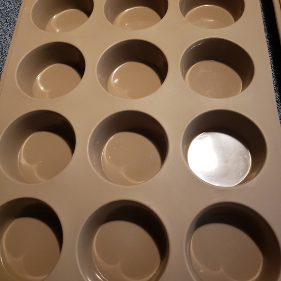 2 large Calphalon slicone baking pans and one small red one. Excellent condition - Picture 2 of 6